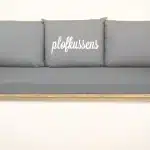 Losse plofkussens op maat op een steigerhouten loungebank – Lef & Lief