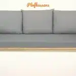 Plofkussens op maat met schuimvlokkenvulling in grijze outdoorstof op een steigerhouten loungebank