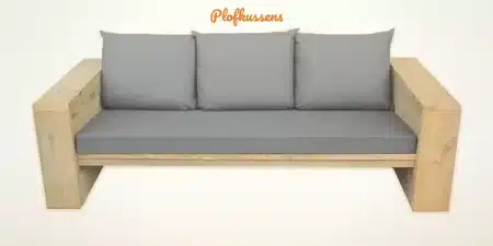 Plofkussens op maat met schuimvlokkenvulling in grijze outdoorstof op een steigerhouten loungebank